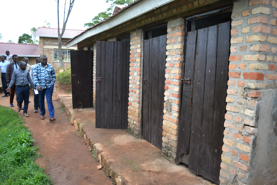 Minisitiri Munyakazi yanasabye ko hakongerwa isuku mu misarane mu gihe abaturage batarimurwa