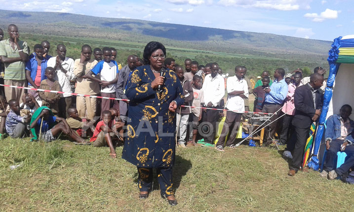 Minisitiri Mukantabana yizeje impunzi za Mahama ko nta kibazo zizagirira mu Rwanda.