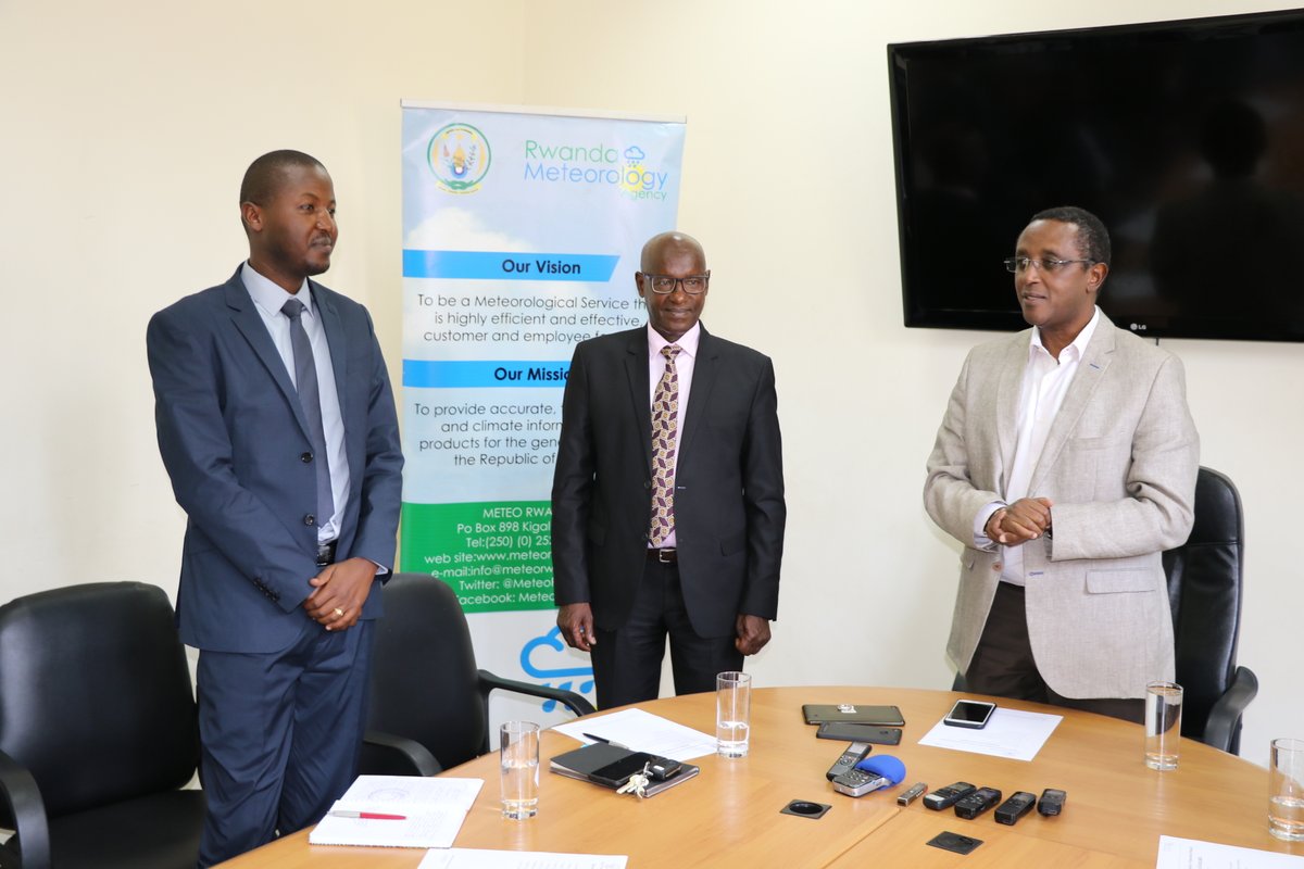 Minisitiri Biruta hamwe n'umuyobozi mushya ndetse n'ucyuye igihe muri Meteo Rwanda