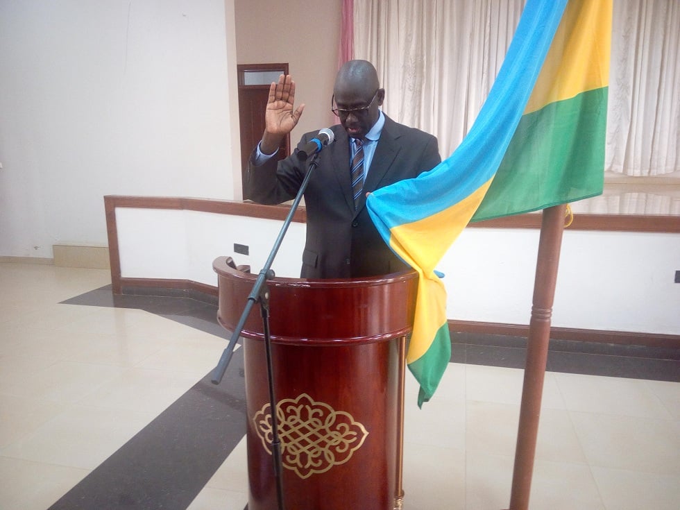Minisitiri Busingye yakira indahiro z'abo banoteri