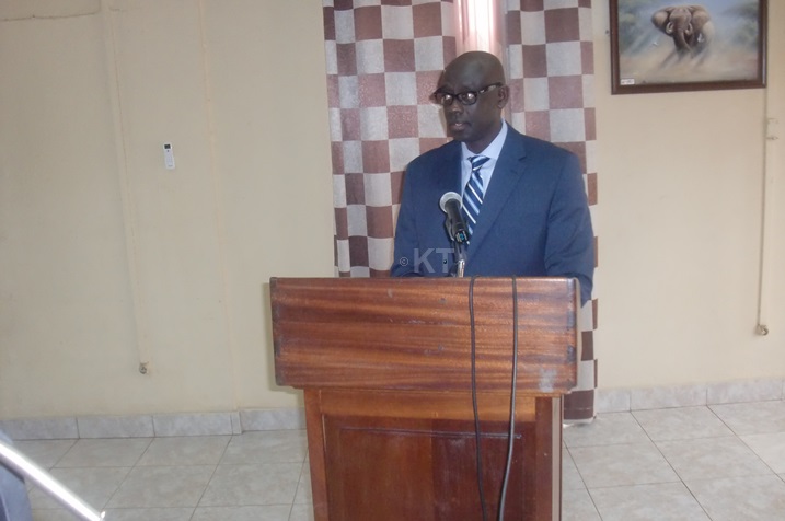 Minisitiri Busingye yasabye abahesha b'inkiko batari ab'umwuga barahiye kuzirinda gusiragiza abaturage.