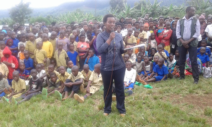 Minisitiri Diane Gashumba yasabye inzego zose guhaguruka zikarengera umwana.