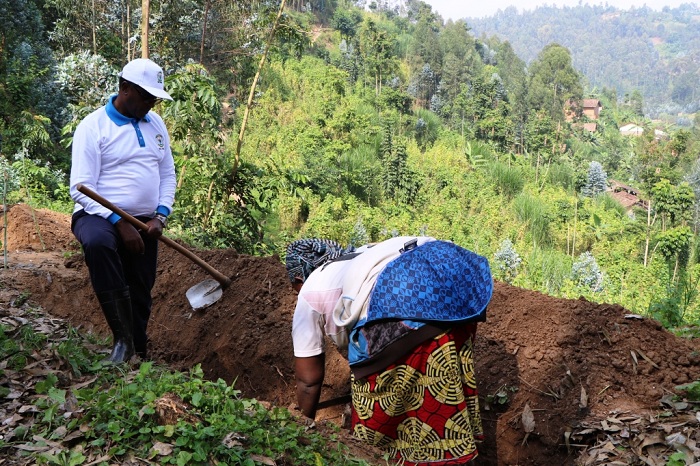 Minisitiri Dr Vincent Biruta afatanya n'abaturage gucukura imirwanyasuri