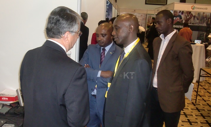 Minisitiri Francis Kaboneka na Pascal Nyamurinda berekwa ikoranabuhanga rigezweho mu gukora ibyangombwa binyuranye.