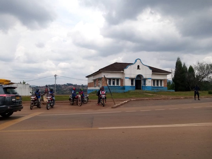 Iyi nzu ya Kaminuza iri rwagati mu mujyi ni imwe mu zigomba gushakirwa icyo zikoreshwa
