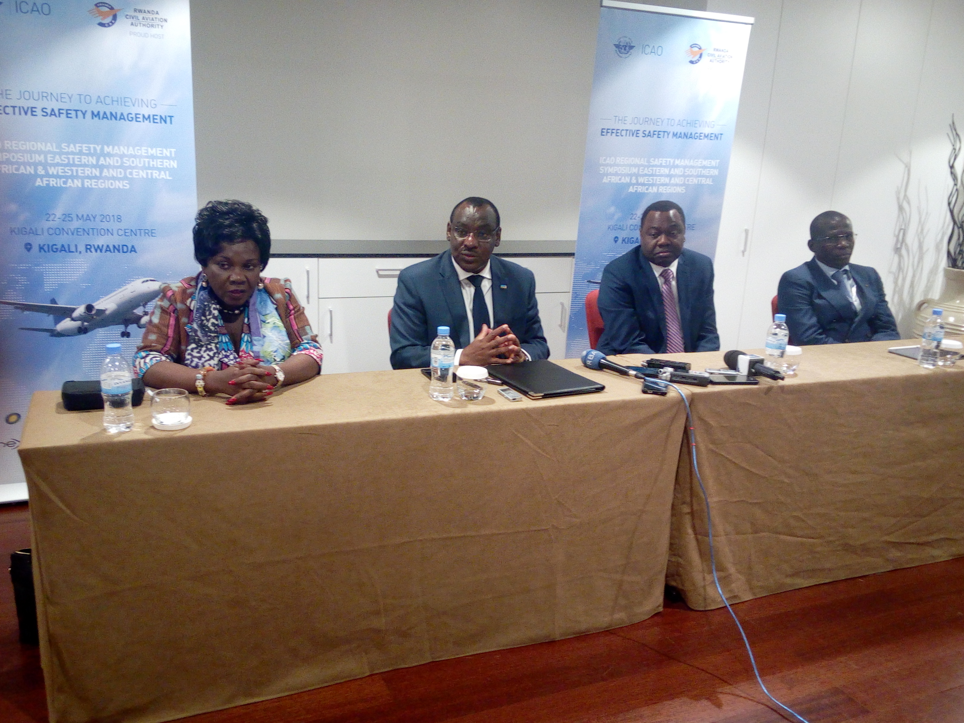 Minisitiri Gatete n'abandi bayobozi baganira n'abanyamakuru