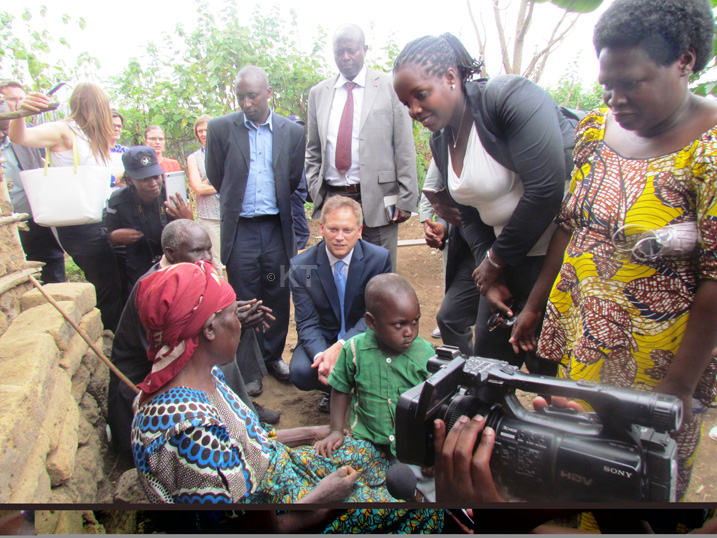 Minisitiri Grant asura umuryango umwe ufashwa na VUP ashima ko amafaranga batanga acungwa neza kandi akagirira akamaro abaturage