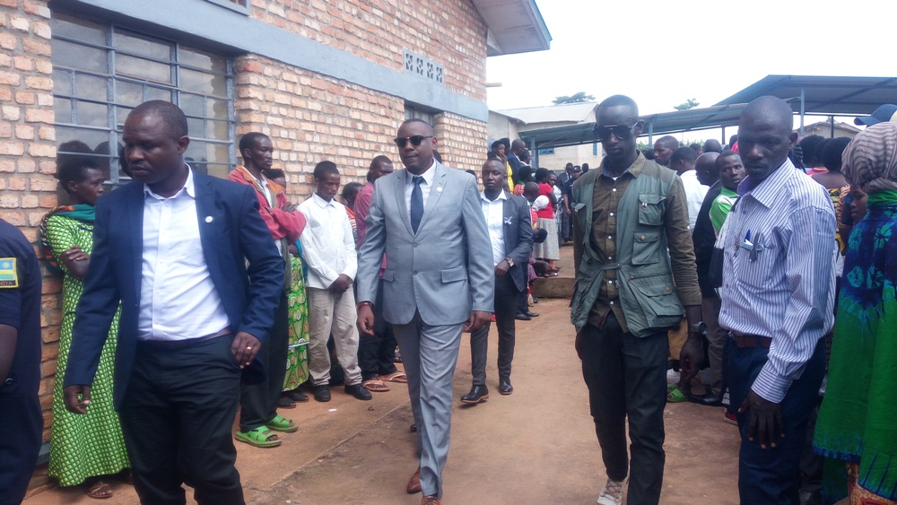 Minisitiri Isaac Munyakazi (wa kabiri imbere ibumoso) yifatanyije n'abatuye i Mamba mu kwibuka Jenoside yakorewe Abatutsi