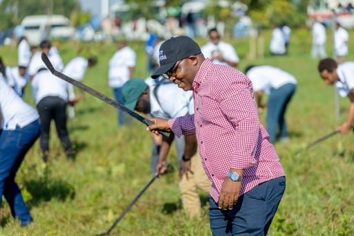 Minisitiri Jean Claude Musabyimana ni umwe mubifatanyije n'abatuye mu Karere ka Kicukiro mu muganda usoza ukwezi