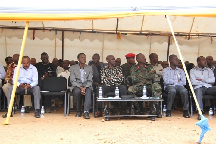 Minisitiri Kaboneka n'Umugaba Mukuru w'Inkeragutabara, Lt. Gen. Fred Ibingira hamwe n'ubuyobozi bwa Kaminuza; bari muri ibi biganiro.
