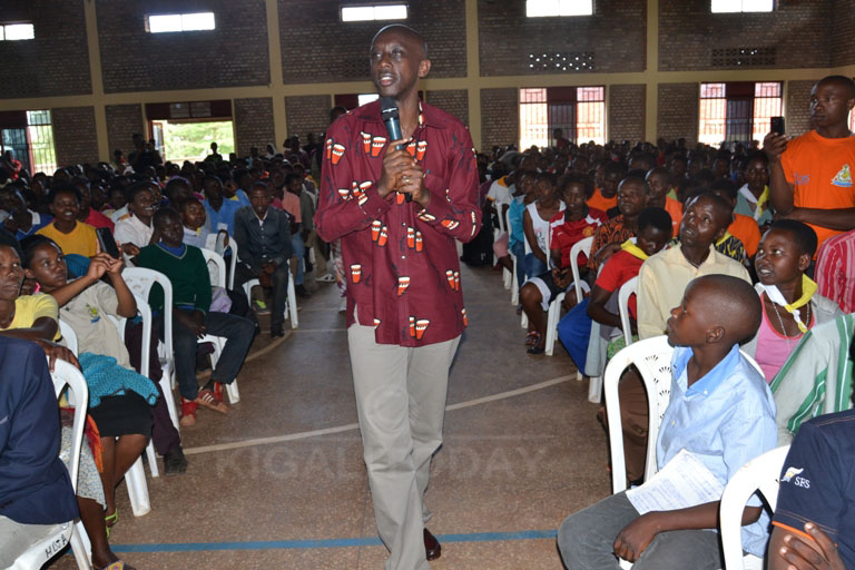 Minisitiri Kaboneka ubwo yari arimo guha ikiganiro urubyiruko Gatolika rwari ruri mu ihuriro i Rwamagana
