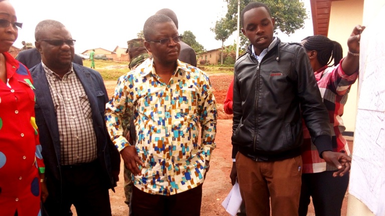 Minisitiri Kaika asobanurirwa uko umudugudu w'icyitegererezo wa Munyinya mu Karere ka Muhanga wubatse