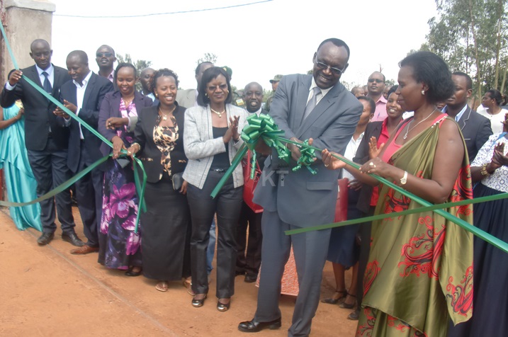 Minisitiri Kanimba n'abandi bayobozi bafungura ku mugaragaro agakiriro ka Gahanga.