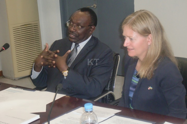 Minisitiri Kanimba na Ambasaderi wa USA mu Rwanda, Erica J. Barks Ruggles, mu kiganiro n'abanyamakuru.