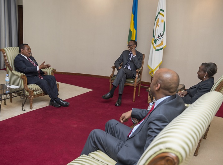 Aha, Minisitiri w'Ububanyi n'Amahanga wa Tanzania yaganiraga na Perezida Kagame.