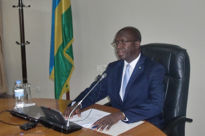 Minisitiri Murekezi avuga ko hari ibyaha bijyanwa mu bunzi byakagombye kujya mu nkiko zisanzwe.