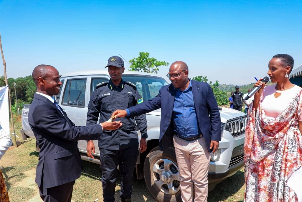 Minisitiri Musabyimana yahaye imfunguzo Gitifu w