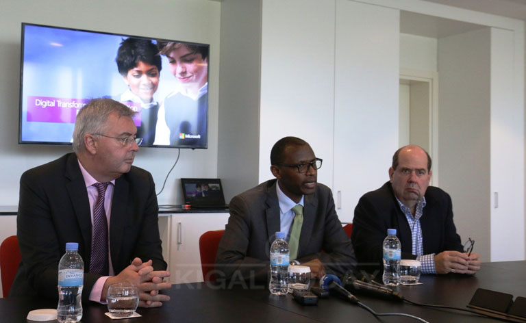Minisitiri Musafiri hamwe n'abayobozi ba Microsoft 
