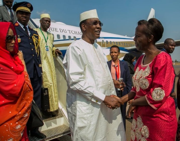 Perezida Idriss Déby Itno ubwo yakirwaga na Minisitiri w'Ububanyi n'Amahanga w'u Rwanda, Louise Mushikiwabo.