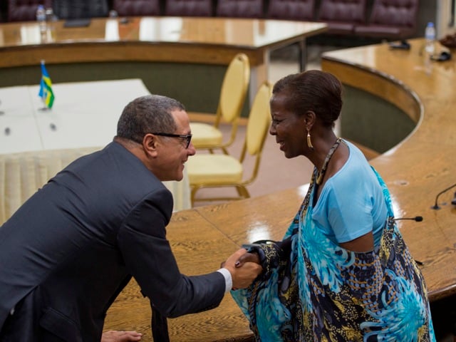 Minisitiri Mushikiwabo na Nasser Mourita wo muri Minisiteri y'Ububanyi n'amahanga yo muri Maroc bamaze gusinya amasezerano y'ubufatanye