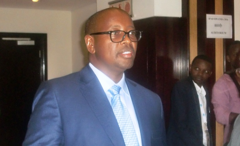 Minisitiri Musoni avuga ko harimo gushyirwa imbaraga mu bikorwa byo kongera umubare w'Abanyarwanda bagerwaho n'amashanyarazi