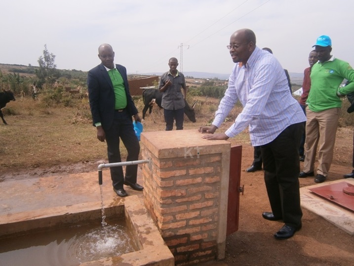 Minisitiri Musoni James w'ibikorwa remezo niwe watashye amazi yo mu nzuri.