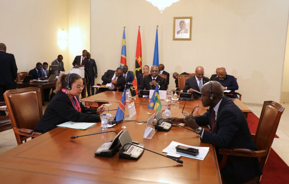 Minisitiri Nduhungirehe n'itsinda ayoboye baganiriye na Minisitiri Kayikwamba wa RDC n'itsinda rye