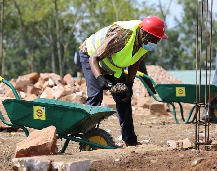 Minisitiri Ngirente ubwo yari mu muganda i Nyagatare