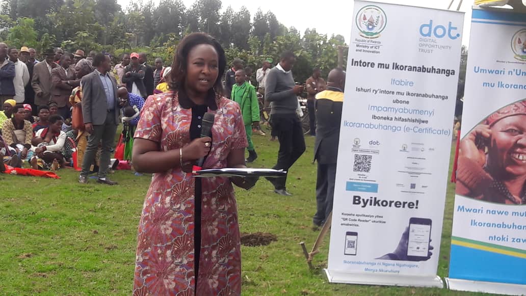 Minisitiri Nyirahabimana Solina asanga ikoranabuhanga ryagira uruhare rukomeye mu iterambere ry'umuryango