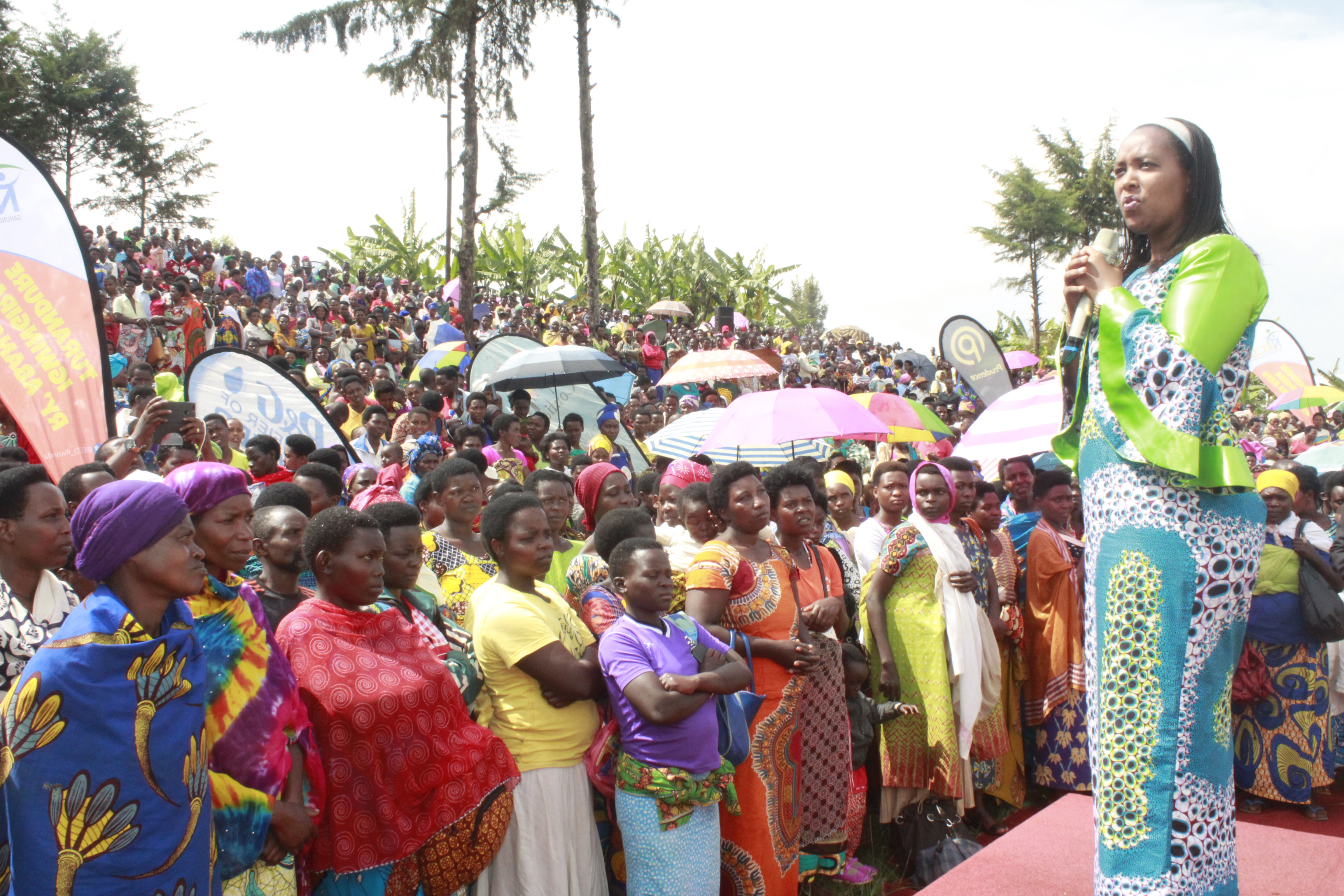 Minisitiri Nyirasafari yavuze ko ababyeyi ari bo bagomba gufata iya mbere mu kurinda abana kugwingira