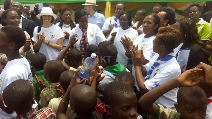 Minisitiri Oda Gasinzigwa hamwe na Guverineri Odette Uwamariya bishimanye n
