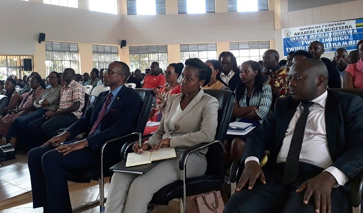 Minisitiri Paula Ingabire witabiriye inama mpuzabikorwa y'Akarere ka Bugesera agira inama abaturage kutagurisha imyaka ngo bicure