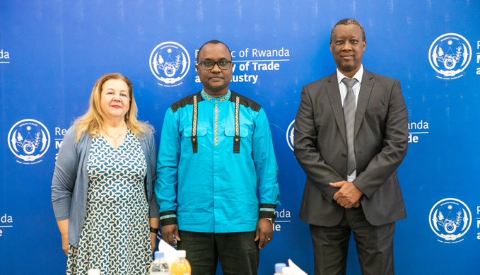 Minisitiri Prof. Ngabitsinze Jean Chrysostome, yagiranye ibiganiro na Madamu Aurelia Patrizia Calabrò, Umuyobozi w
