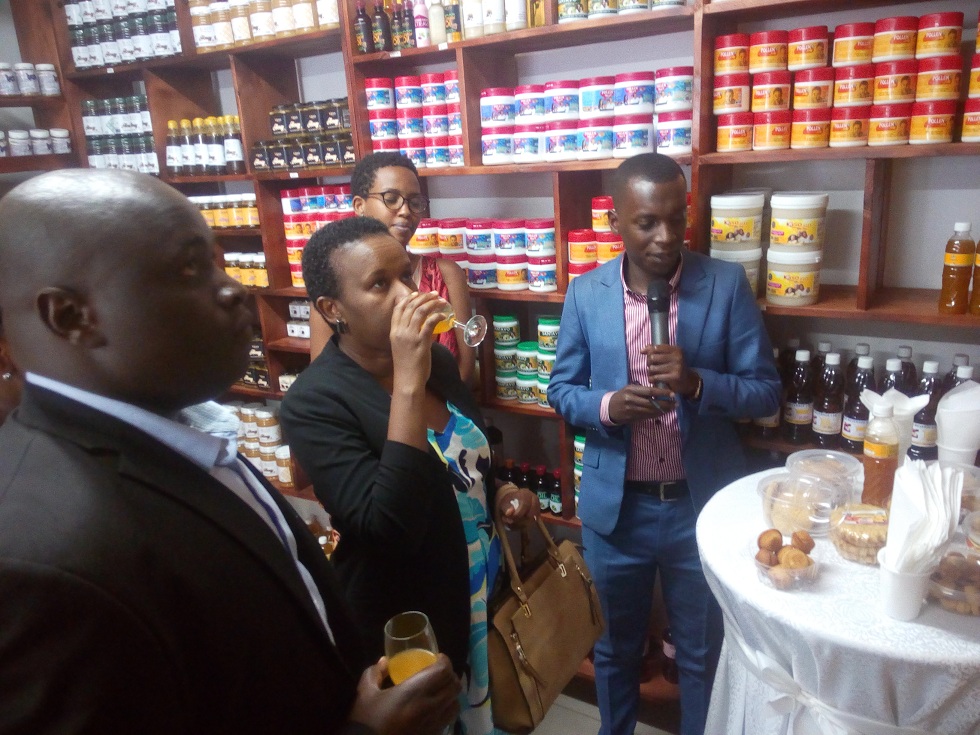 Min Rwanyindo asogongera umwe mu mitobe ikorwa n'urubyiruko