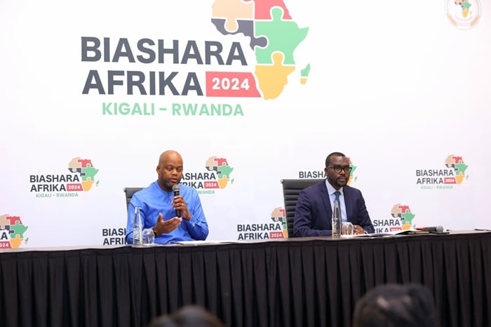 Minisitiri Sebahizi (iburyo), avuga ko u Rwanda rukeneye kongera umusaruro kugira ngo rubashe guhaza isoko rigari
