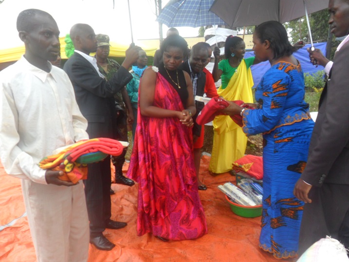 Minisitiri Tugireyezu na Guverineri Uwamariya bashikiriza inkunga abanyarwanda birukanwe Tanzaniya.