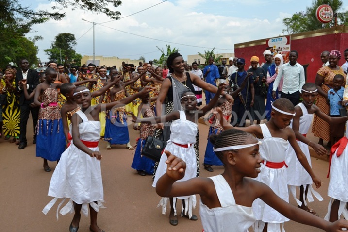 Minisitiri Tugireyezu Venantie yizihiwe, abyinana n'abana mu mutambagiro.