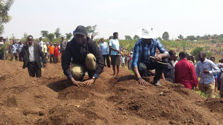 Minisitiri w'intebe Anastase Murekezi koreye umuganda mu karere ka Gisagara