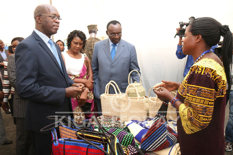 Minisitiri w'Intebe ubwo yasuraga bamwe mu bafashijwe na gahunda ya NEP Kora wigire bamurikaga ibikorwa byabo