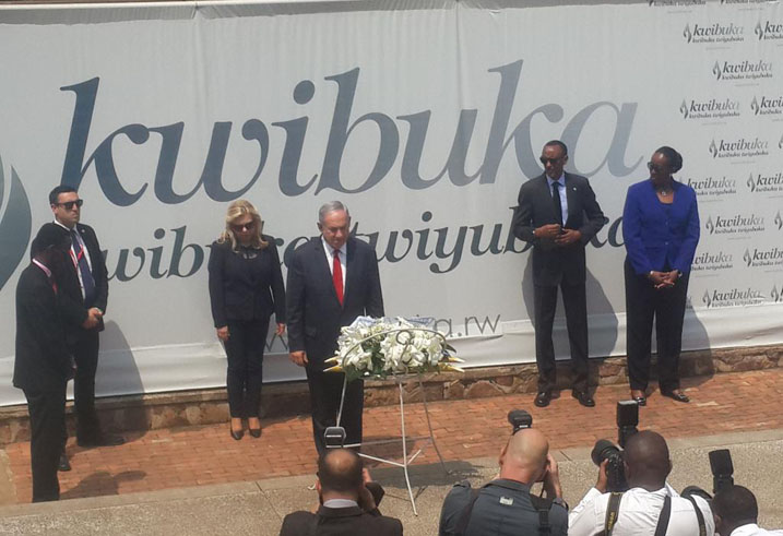 Minisitiri w'intebe wa Israel Benjamin Netanyahu na Madamu ari kumwe na Perezida wa Repubulika Kagame Paul na Madamu ku rwibutso