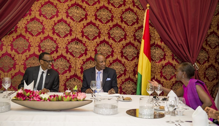 Minisitiri w'Ububanyi n'Amahanga w'u Rwanda, Louise Mushikiwabo, ari kumwe na Perezida Kagame muri uru ruzinduko rw'akazi.