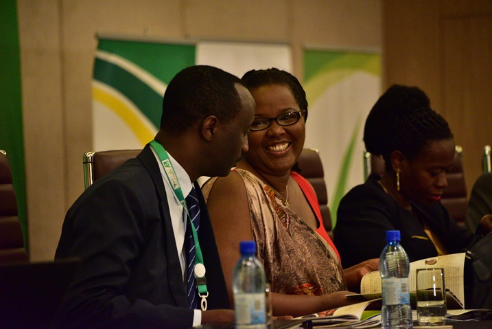 Minisitiri w'Ubuhinzi n'Ubworozi, Dr Geraldine Mukeshimana araganira n'Umuyobozi wa BRD, Alexis Kanyankore.