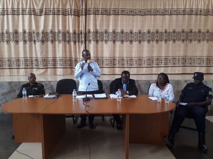 Minisitiri w'Uburezi yanenze abayobozi b'ibigo by'amashuri badakurikirana ibibera ku bigo bayobora