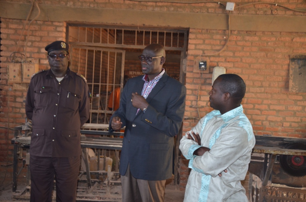 Minisitiri w'ubutabera akaba n'intumwa ya leta Johnston Busingye, yasabye ubuyobozi bw'akarere gufasha kubonera abagororwa bize imyuga impamyabumeny