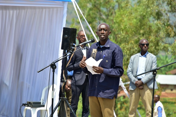 Minisitiri w'Ubutegetsi bw'Igihugu, Francis Kaboneka, hari aho byabaga ngombwa ko asobanura imiterere y'ibibazo abaturage bagaragarije Umukuru w'Igihugu.