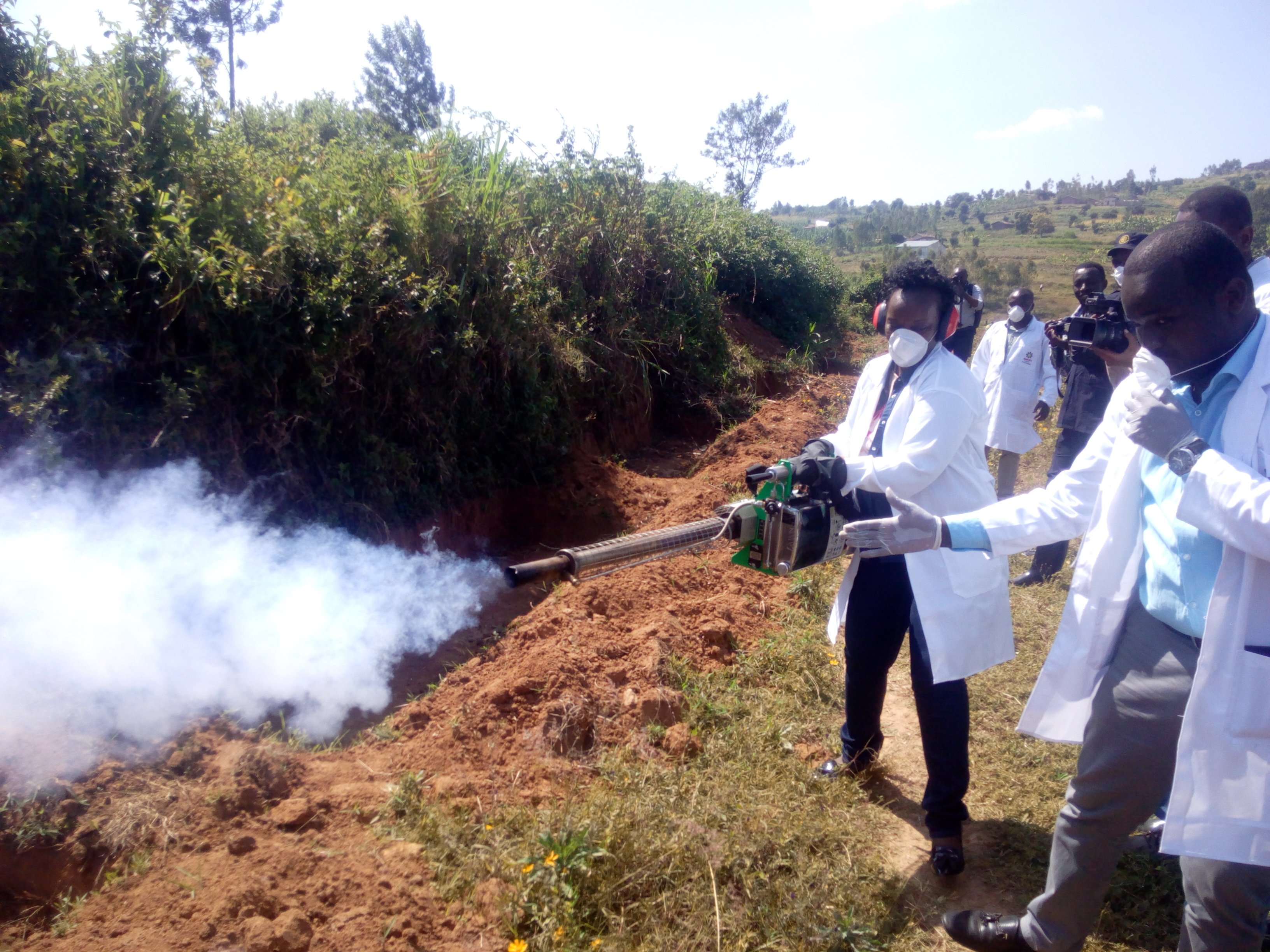Minisitiri w'Ubuzima Dr Diane Gashumba atangiza igikorwa cyo gutera imiti yica imibu n'amagi yayo mu bishanga no mu bihuru