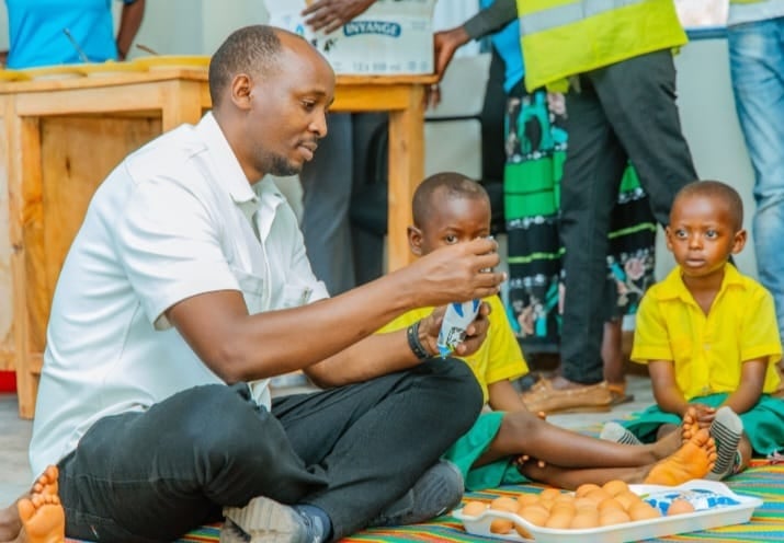Minisitiri w'Ubuzima, Dr Nzanzimana Sabin yasuye abana mu rugo mbonezamikurire rwa Rutunga