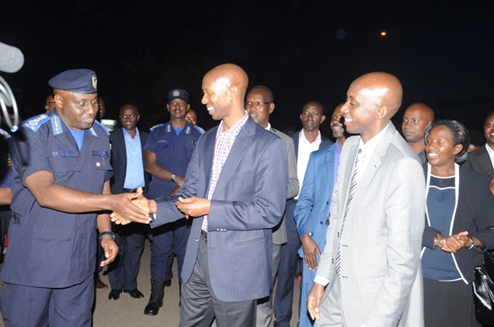 Minisitiri w'Umutekano Harelimana ashyikiriza imfunguzo umuyobozi wa Polisi y'igihugu.