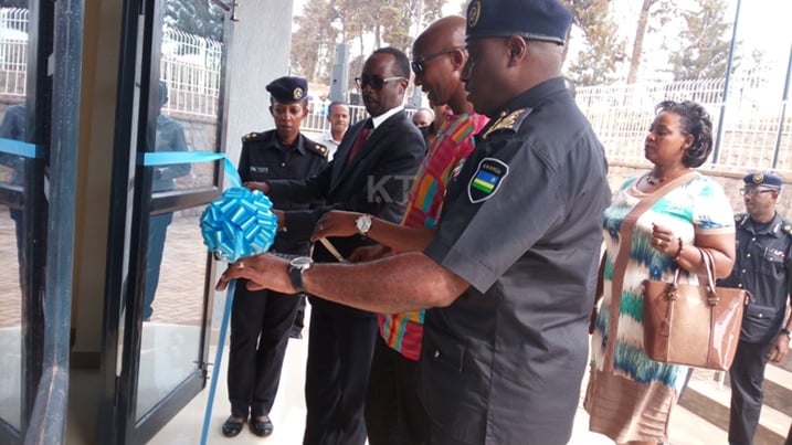 Minisitiri w'umutekano, umuyobozi wa Polisi mu Rwanda na Guverineri w'Intara y'Amajyepfo, bataha inyunako y'ibiro bya polisi.