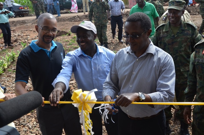 Minisitiri w'umutungo kamere Vicent Biruta ataha amazu y'ubakiwe abaturage mu mudugudu wa Kibangira.